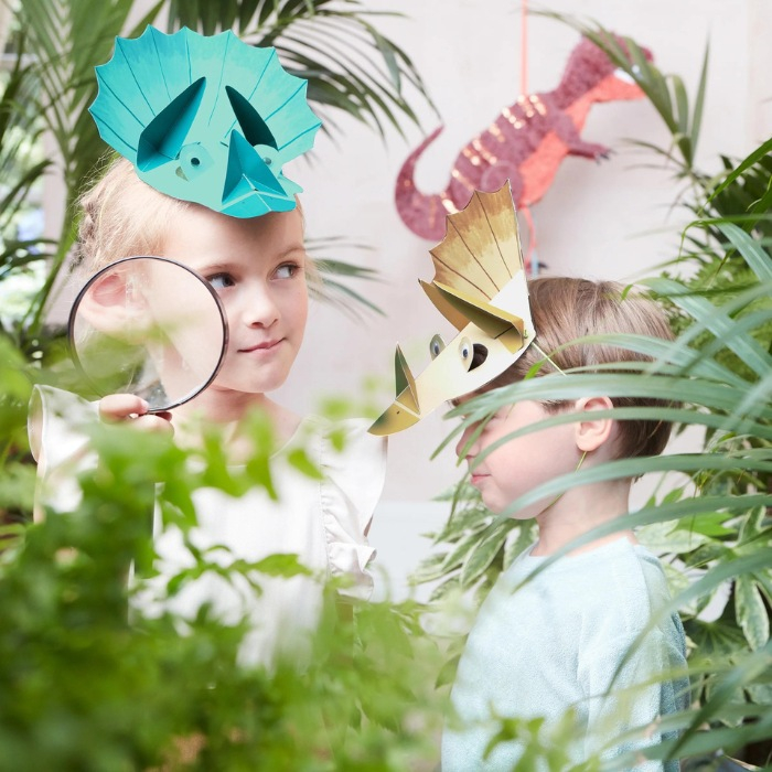 2  Dinosaurier Hüte Meri Meri mit 2 Kindern als Dekobild